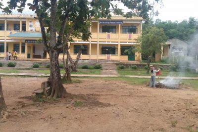 Lao động dọn vệ sinh chuẩn bị năm học mới